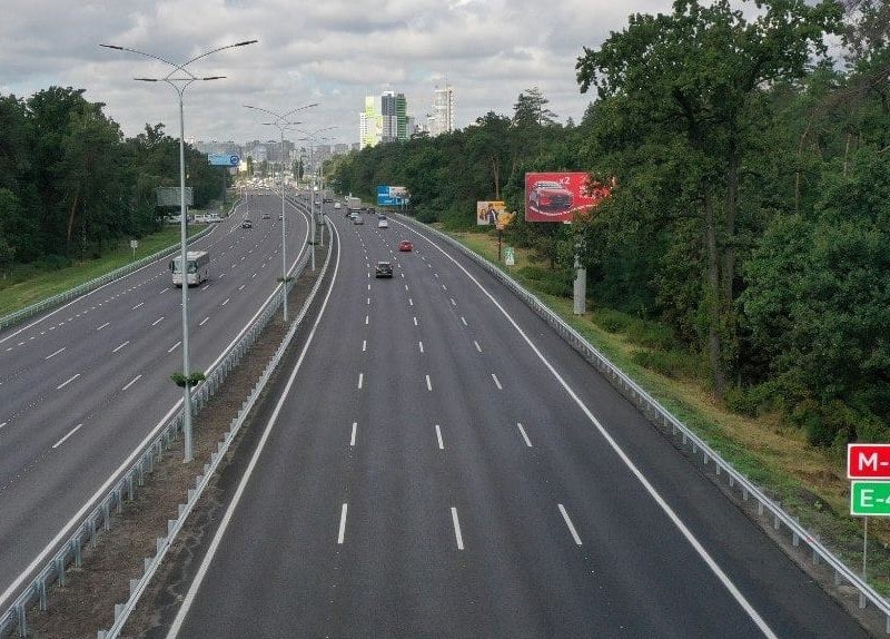 Для зупинок на магістралі Київ – Бориспіль розробили унікальні вказівники (ФОТО)