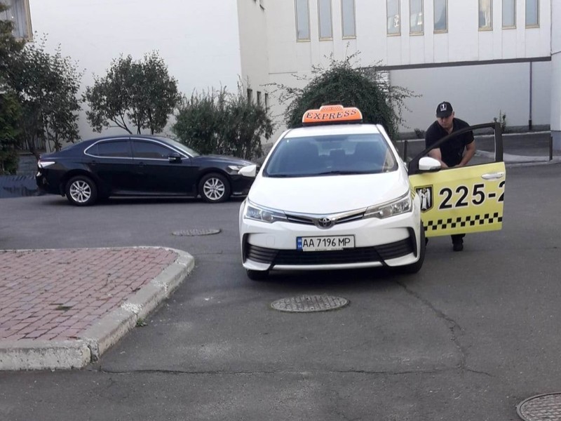 У центрі Києва таксист вдарив літню іноземку біля готелю (ВІДЕО)