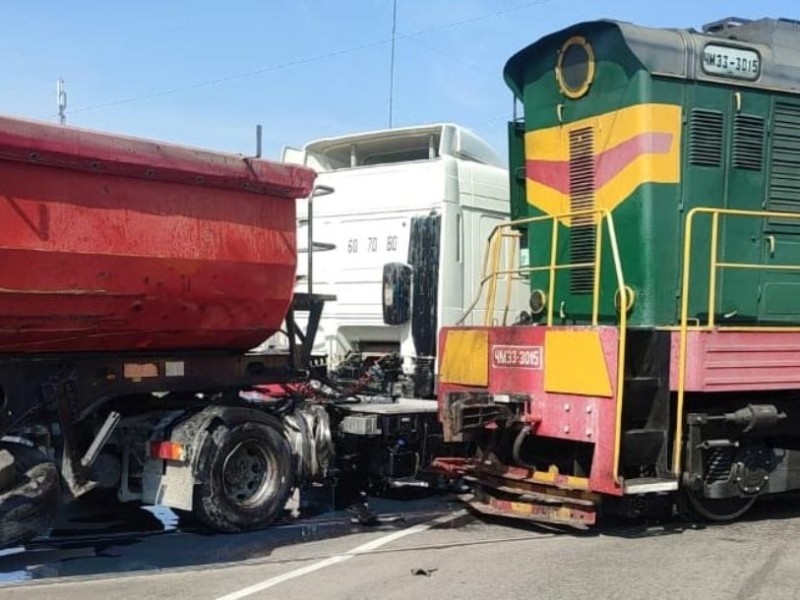 Під Києвом локомотив протаранив вантажівку на переїзді