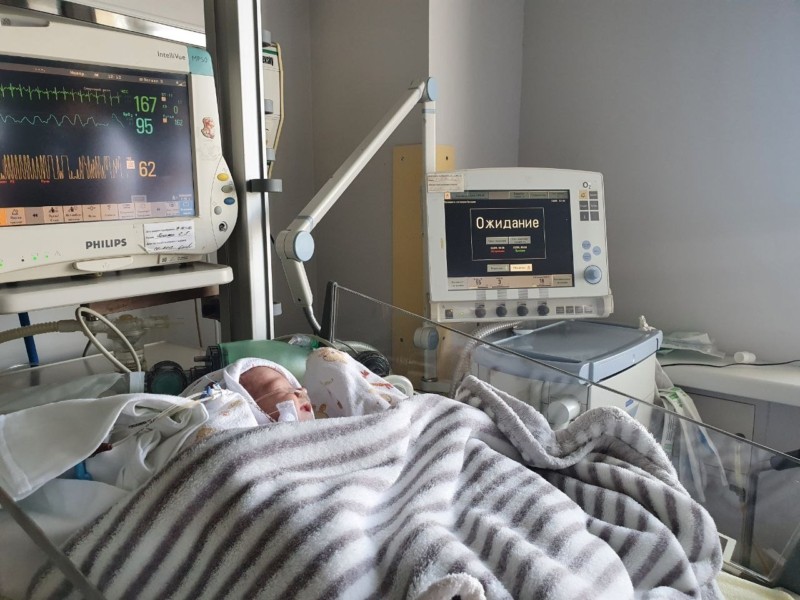 Столичні хірурги врятували немовля-дюймовочку: 1500 грамів і вади серця