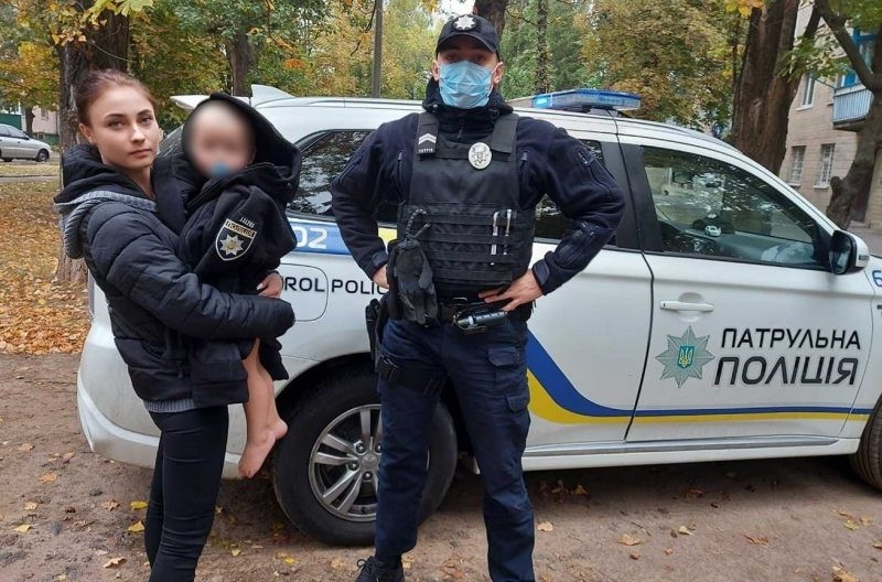 Гуляв босоніж без одягу та з соскою, пока мати була на застіллі: випадок на Київщині