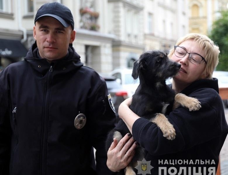 На метро «Бориспільська» врятували собаку, яка метушилася серед пасажирів. Назвали Метроша