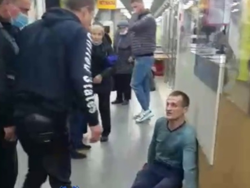 Валявся на підлозі та бився в істериці: в ТРЦ Києва затримали неадекватного чоловіка (ВІДЕО)