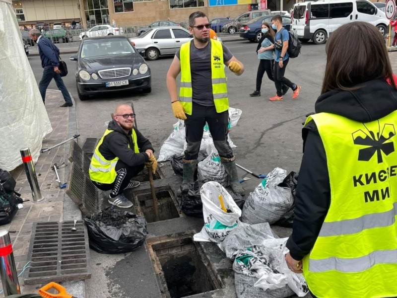 Розкрито секрет затоплень Лівобережки: активісти дістали півтонни сміття з-під решіток дощової каналізації