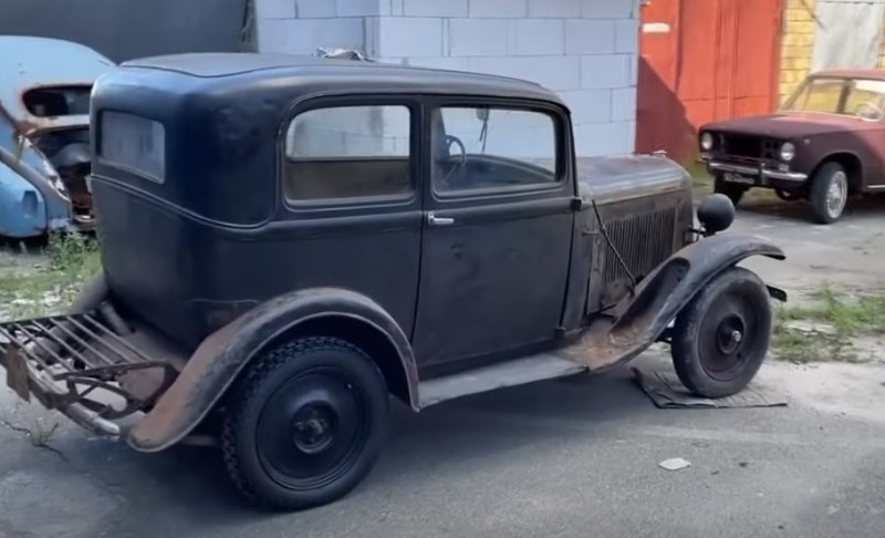 Припадала пилом майже 68 років: в Ірпені знайдено раритетну автівку (ВІДЕО)