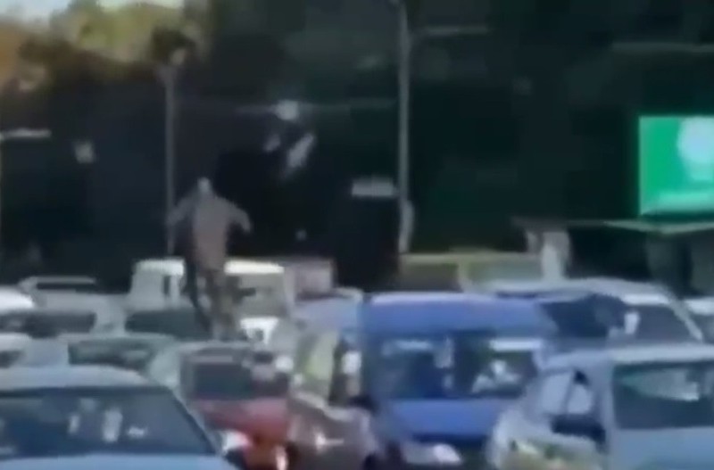 У Києві студент-іноземець стрибав по дахах авто, які стояли в заторі