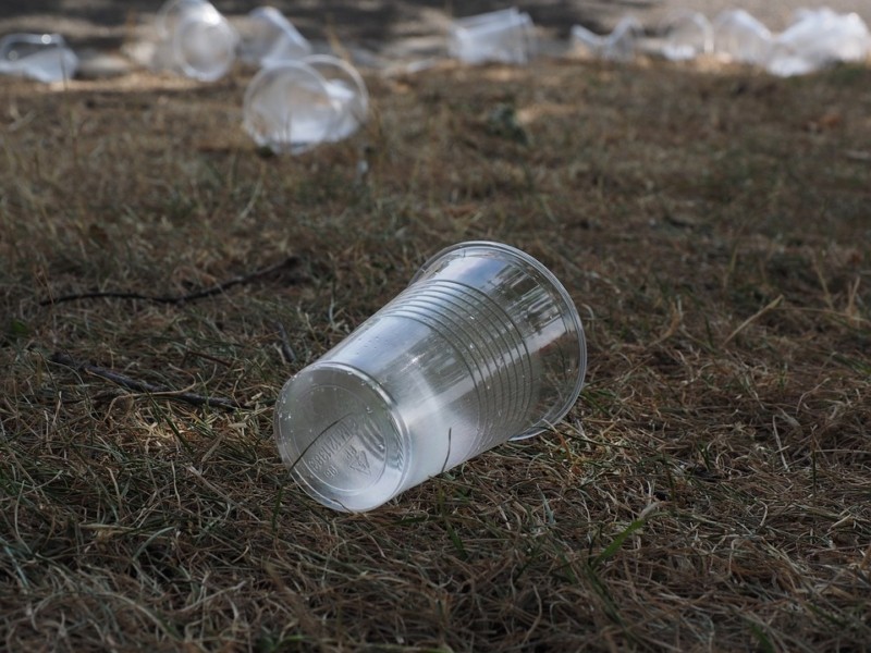 Чи є життя без одноразових стаканчиків? В Україні можуть заборонити деякі види пластикової продукції