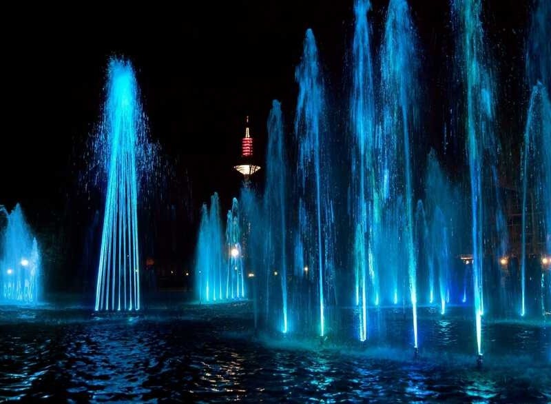 На площі Арсенальній засяяли різнокольорові фонтани (ВІДЕО)