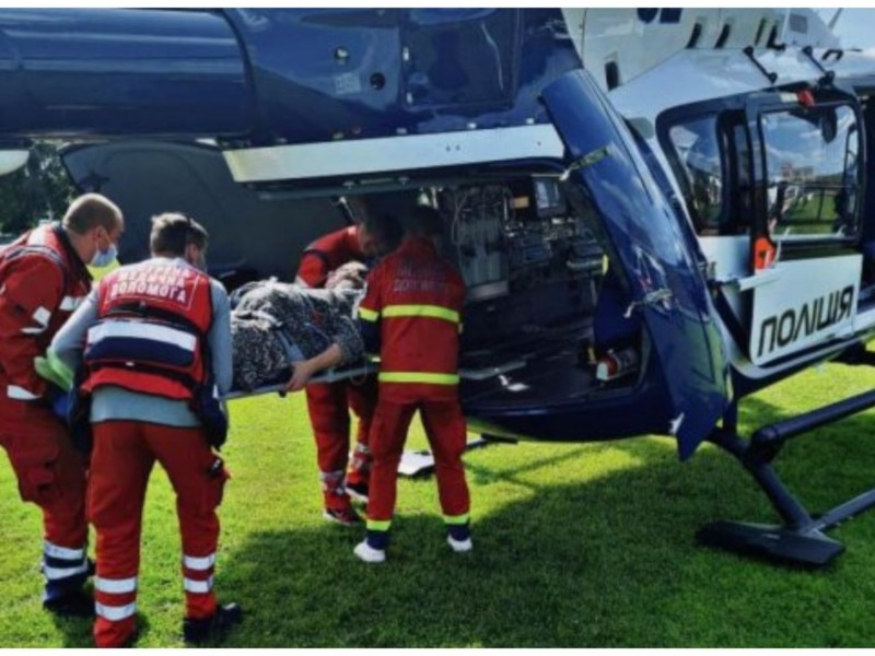 Під Києвом вагітну жінку рятували вертольотом