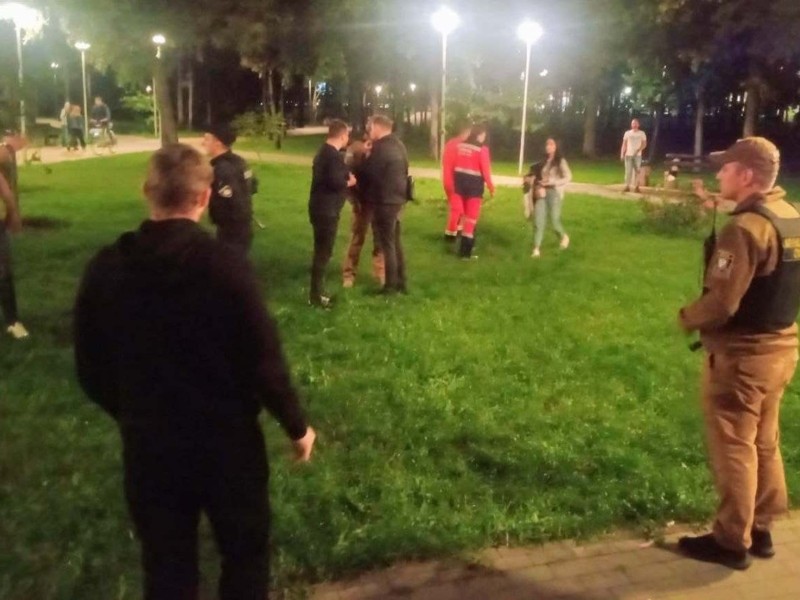 Масова бійка в парку Перемоги: бились між собою, а потім усі накинулись на охорону (ФОТО)