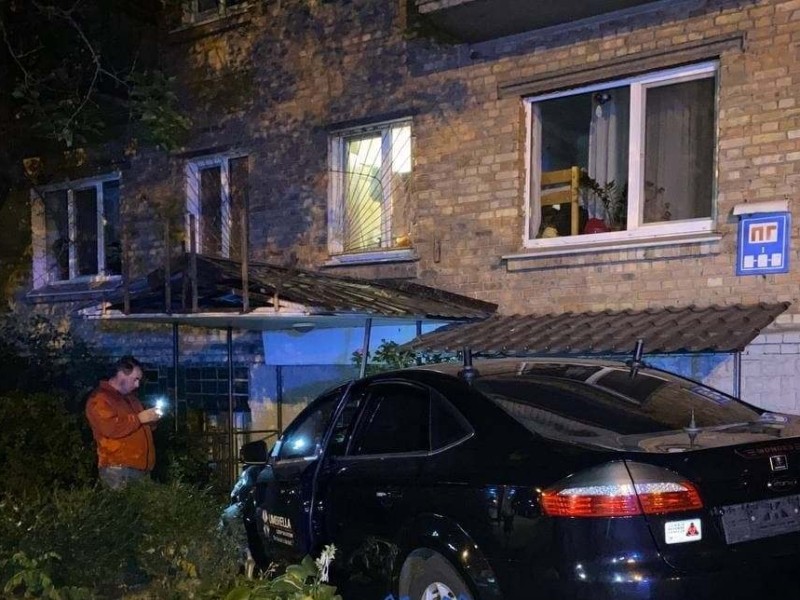 В центрі Києва водій таксі відправив легковик в будинок, є постраждалі (ФОТО)