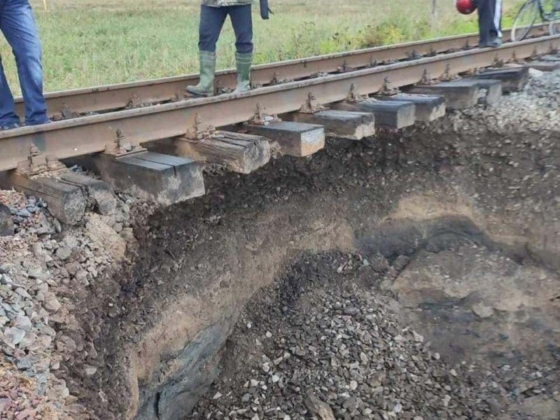 Шестиметровий провал під залізницею: поїзд Чернівці-Київ курсує зміненим маршрутом