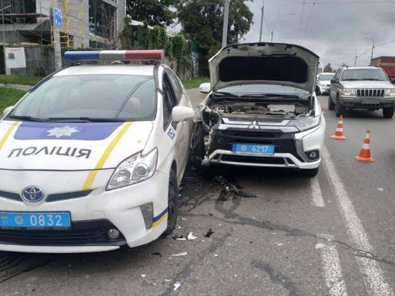 Дві поліцейських автівки потрапили в ДТП на смузі громадського транспорту в Києві (ВІДЕО)