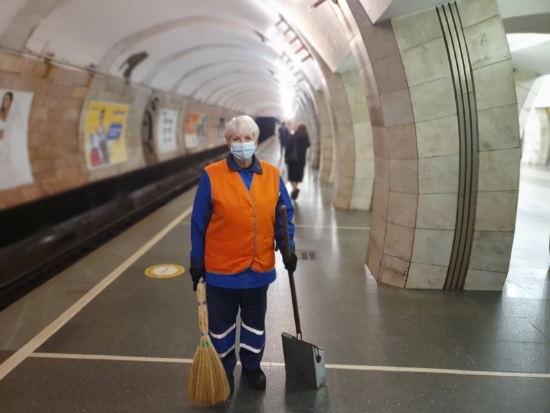 Один серед квіточок: у столичному метро працює майже 500 прибиральниць і тільки один чоловік