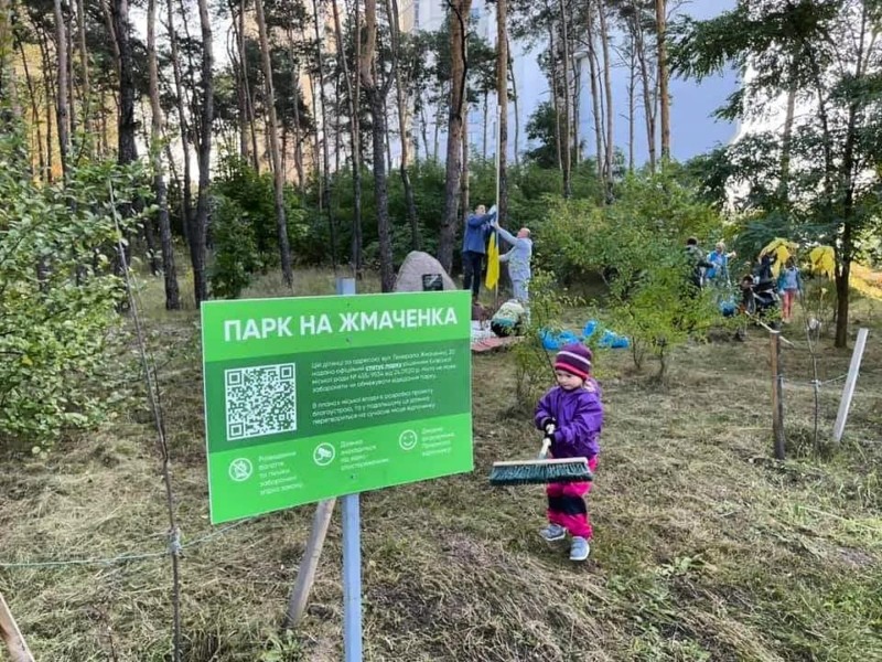 Почали з толоки: парк на Жмаченка облаштують для відпочинку