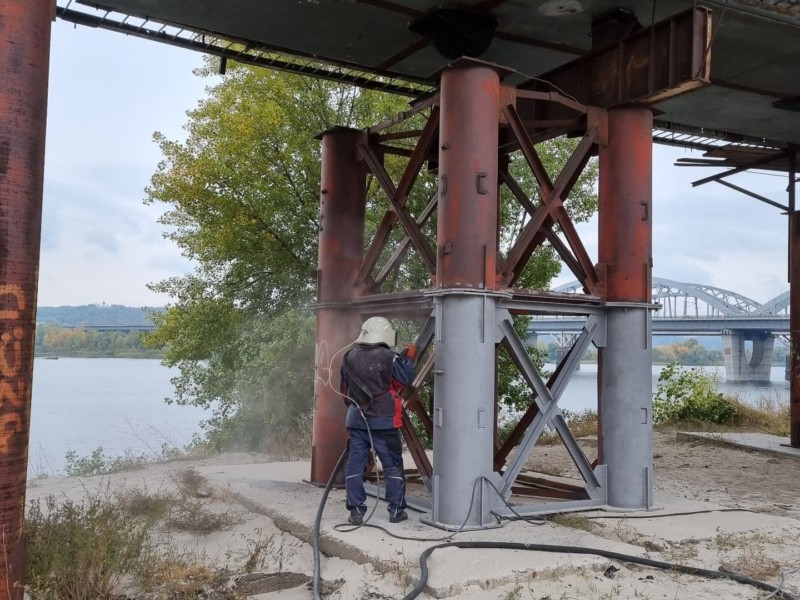 Біля Дарницького мосту помітили будівельників з технікою – що там відбувається