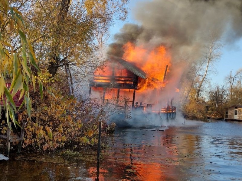 У Гідропарку згоріла дерев’яна лазня на воді