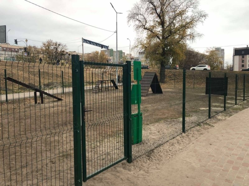 У Дніпровському районі з’явився новий майданчик для вигулу собак – третій за місяць