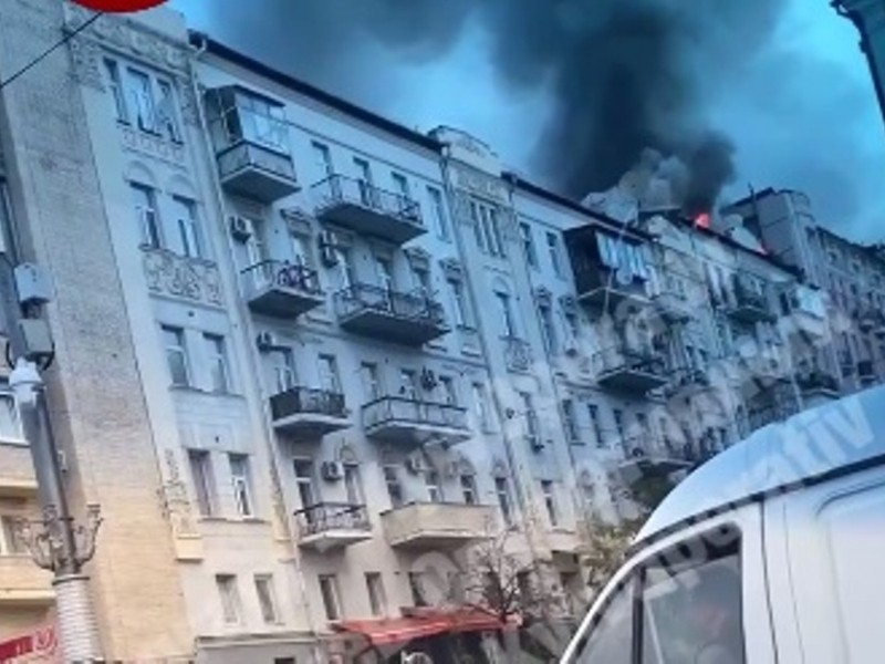 Центр Києва затягнуло чорним димом – палає будинок (ВІДЕО)