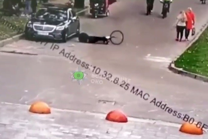 В Києві велосипедист врізався в автівку та зробив сальто (ВІДЕО)