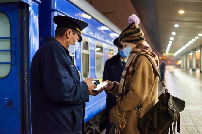 Вокзали як поле битви: як перевіряли пасажирів на ковід-документи та що думають про це люди (ВІДЕО)