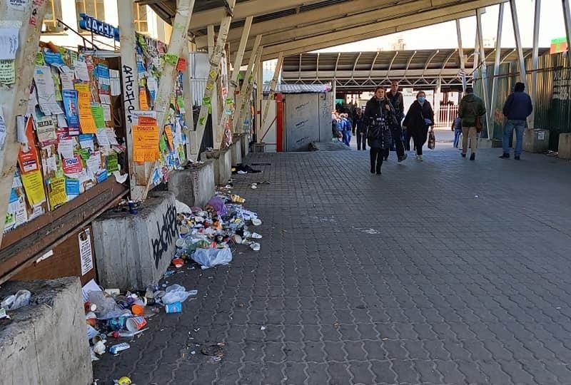 “Вас вітає Київ-Пасажирський”. У мережі показали гори сміття біля головної залізничної станції