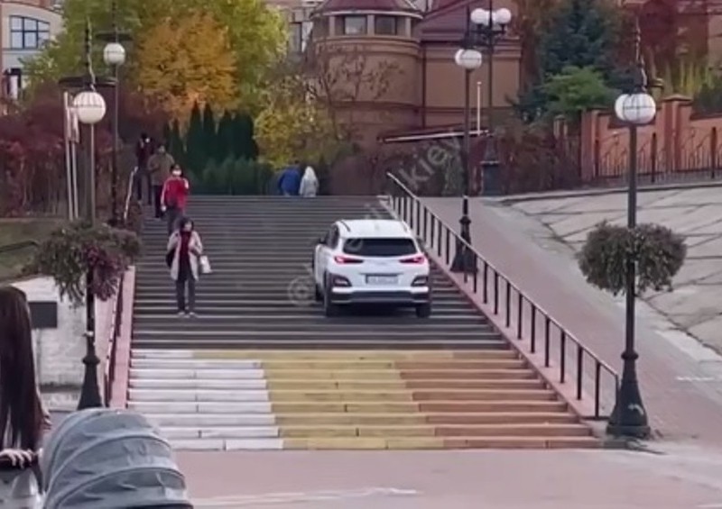 Відео дня. На Оболонській набережній водій їхав прямо по сходах
