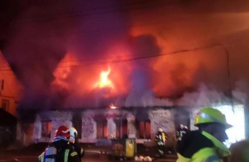 На Дмитрівській сталася масштабна пожежа – гасили 35 вогнеборців (ФОТО)