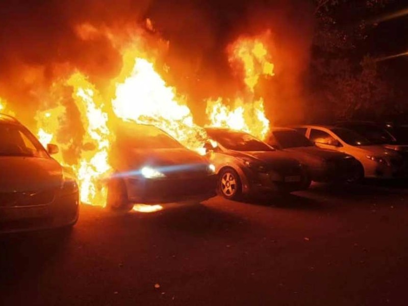 В Києві знову палають автівки: на Вишняківській згоріли 4 машини (ФОТО)