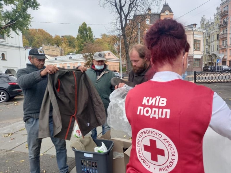 На Контрактовій площі безхатькам роздають одяг та їжу: як допомогти