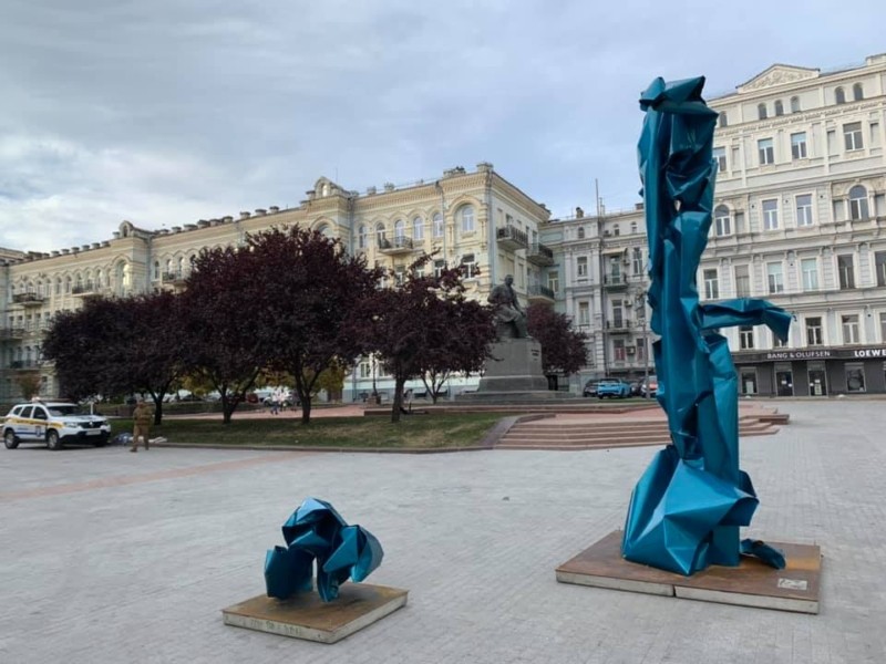 На Театральній площі відкрили скульптурну композицію «Непередбачувані обставини» (ФОТО)