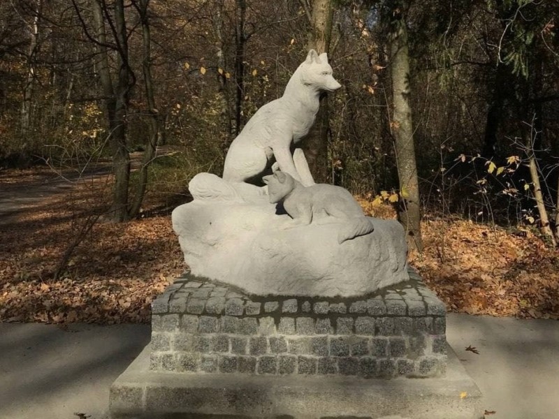 На ВДНГ відновили скульптуру лисиці з лисеням