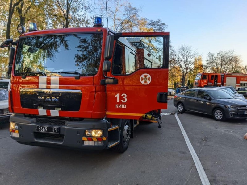 “Олень” на Березняках: водій легковика створив аварійну ситуацію для пожежної машини (ВІДЕО)