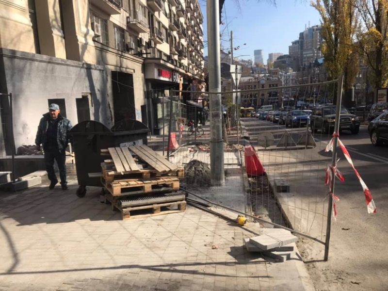 На бульварі Шевченка вирубали дерева, щоб зробити парковку (ФОТО)