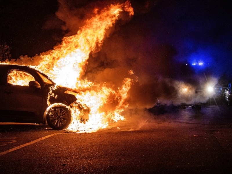 Автівки в Києві знову палають: три машини згоріли на Автозаводській (ФОТО, ВІДЕО)