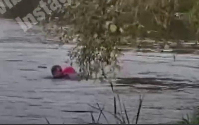 В парку «Перемога» дівчинка впала у водойму – рятував перехожий (ВІДЕО)
