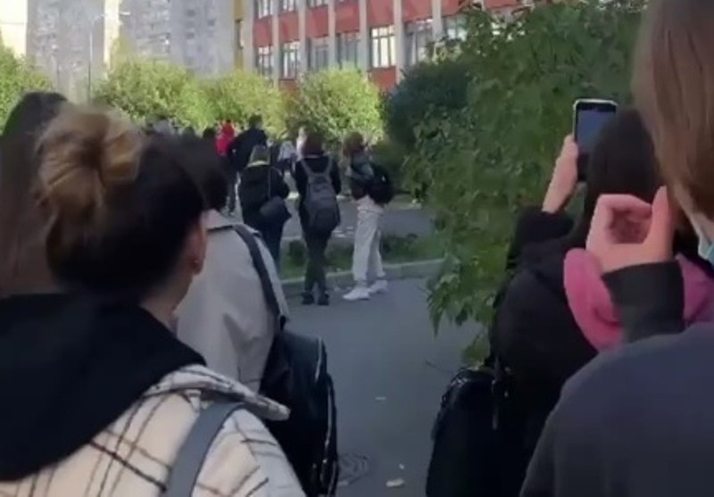 В Київській інженерній гімназії евакуюють дітей – що сталося (ФОТО, ВІДЕО)