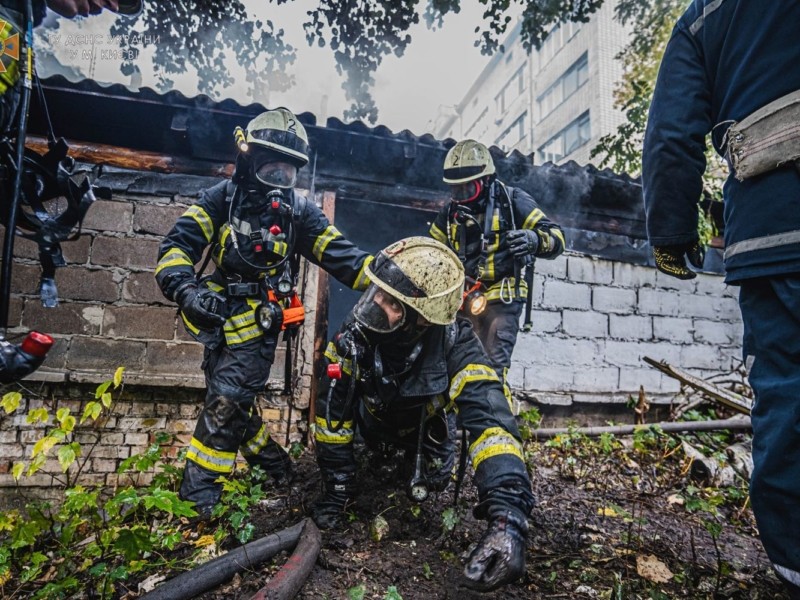 Гаряче у Шевченківському районі: велика пожежа сталася на подвір’ї Інституту урології НАМН (ФОТО)