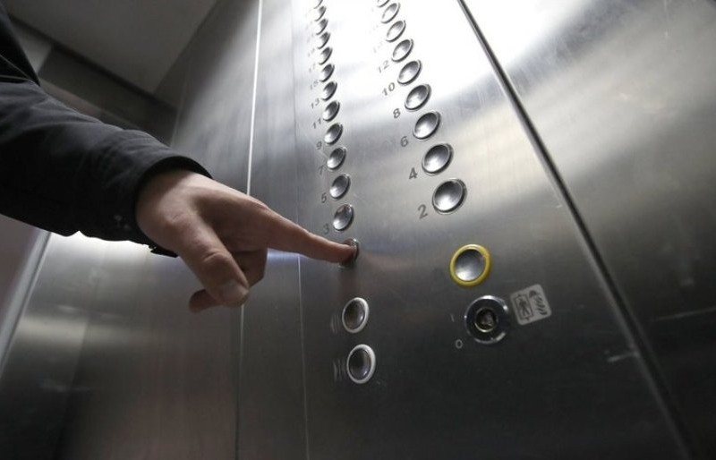 В Києві чоловік вчинив розпусні дії відносно двох 9-річних дівчат у ліфті, а одну ще й обікрав