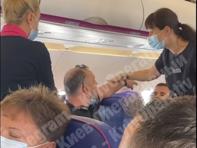 В літаку до Києва пасажир скандалив всю дорогу. По прильоту весь салон аплодував появі поліції (ВІДЕО)