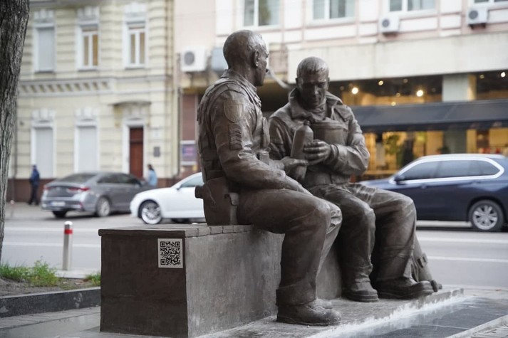 У центрі Києва з’явився пам’ятник рятувальникам з QR-кодом (ФОТО)