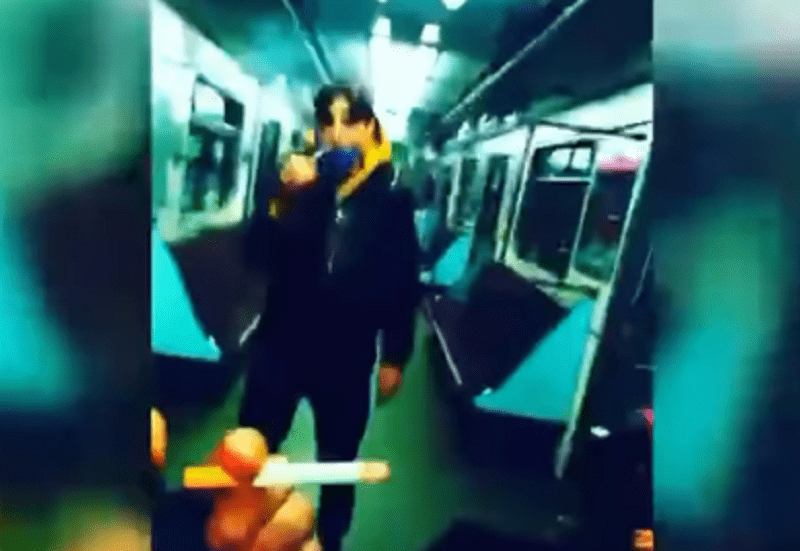 Підлітки влаштували танці з цигарками у столичному метро (ВІДЕО)