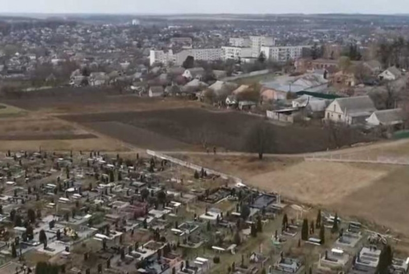 Стрічки з вінків на городах: під Києвом цвинтар розширили впритул до житлових будинків