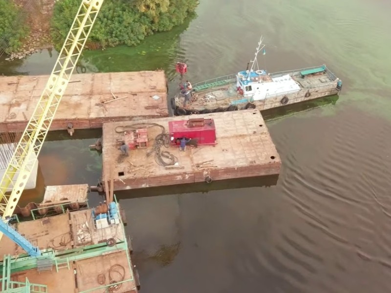 Як триває будівництво пішохідного Оболонського моста – відео з висоти пташиного польоту