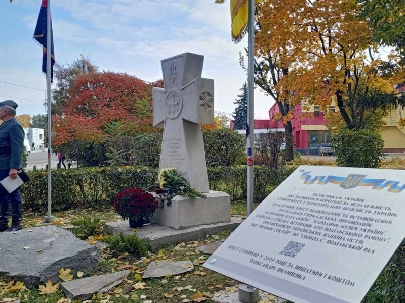 У Києві з’явився пам’ятник Бандері (ФОТО)