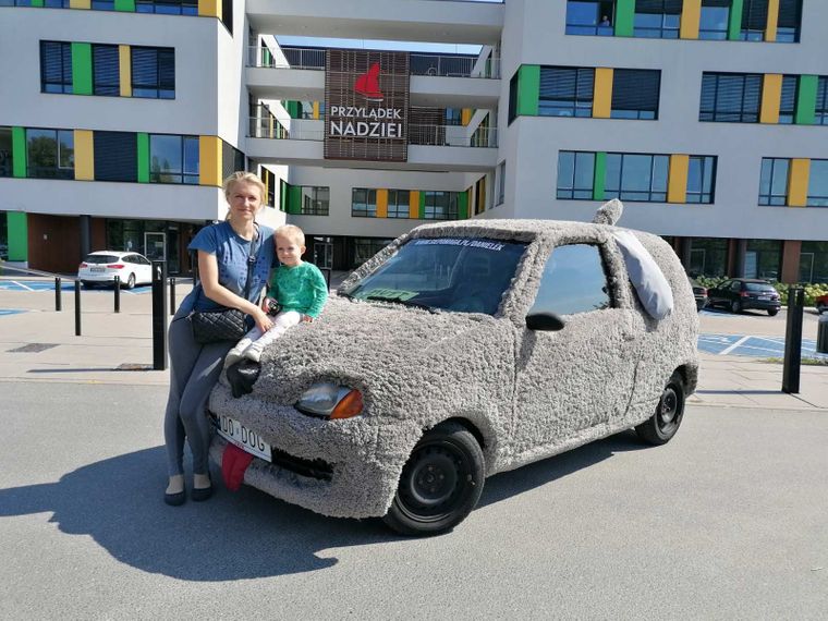 Українець у Вроцлаві зробив автомобіль-собаку. Все заради хворого сина (ФОТО)