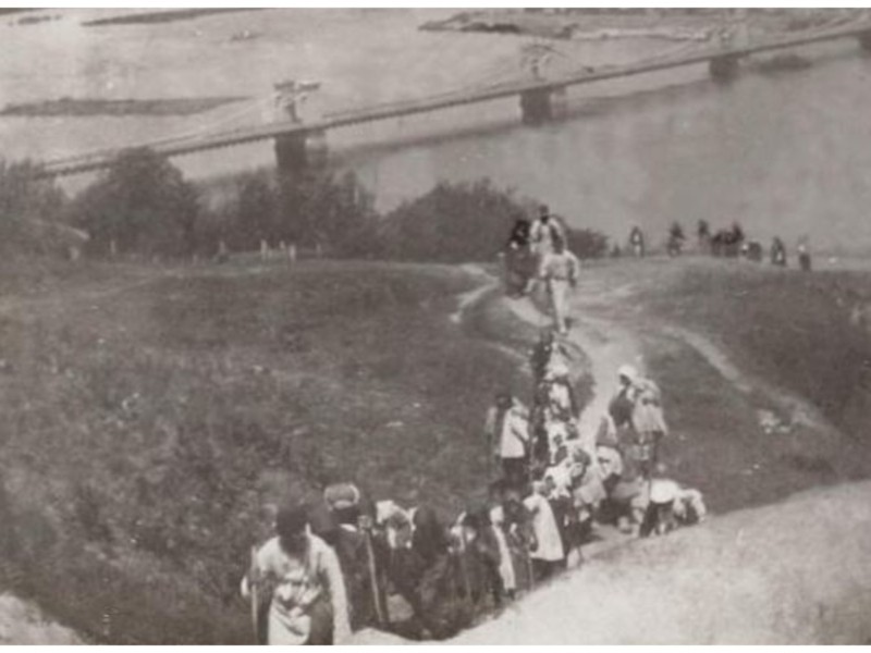 Паломники на фоні ланцюгового мосту через Дніпро: у мережі з’явилося унікальне історичне фото