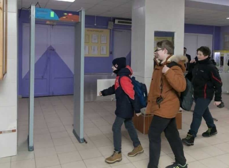 У школах Києва встановлять металодетектори