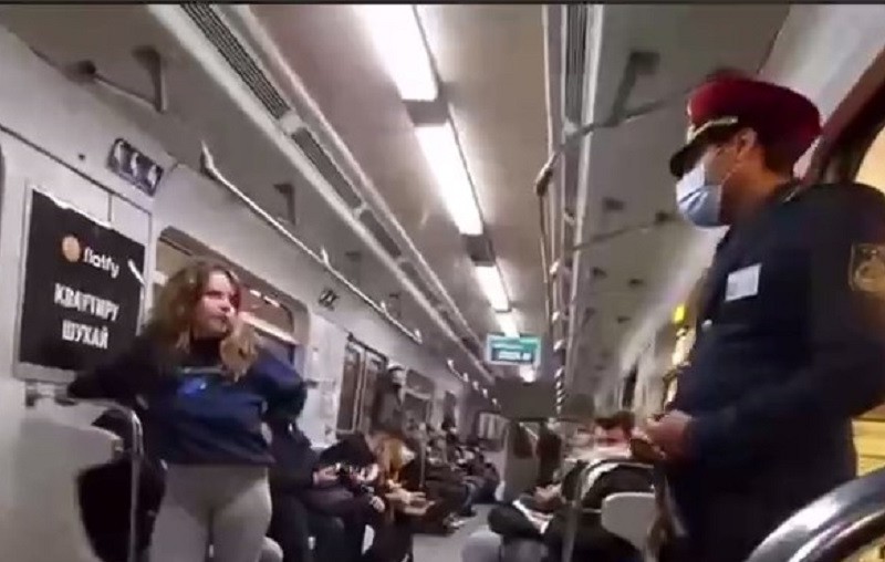 Була без маски. У столичному метро пасажирку вигнали з вагона (ВІДЕО)