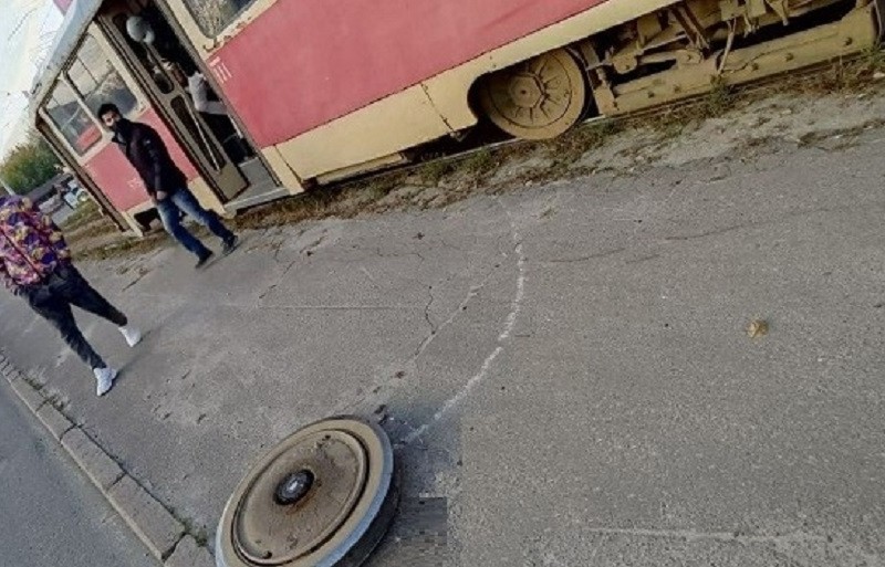 У столичного трамвая №14 на ходу відпало колесо (ФОТО)